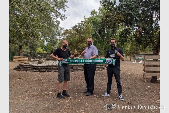 Von links nach rechts: Tierpark-Vorsitzender Klaus Dieter Simon, Bürgermeister Klaus Schindling und Christopher Reuter, zweiter Vorsitzender des FCE, bei der Spendenübergabe am Montag.