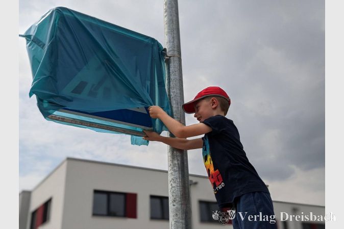 Der kleine Christian "befreite" mit großem Eifer das noch verhüllte Zebrastreifenschild.