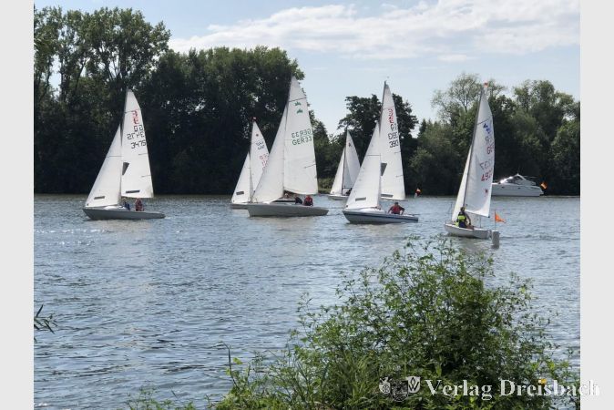 Insgesamt 15 Boote nutzten auf dem Main jede Böe aus, um sich möglichst weit vorne zu platzieren.