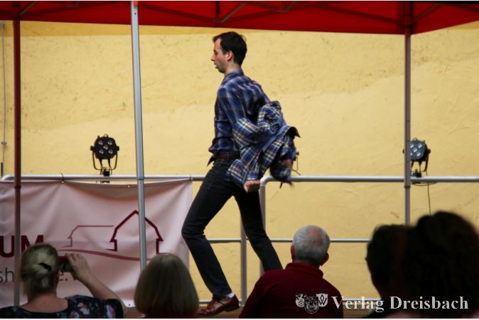"Schon viel besser" fühlte sich Luca Brosius, nachdem er an dem warmen Abend auf der Bühne im Alten Posthof mit einem gelungenen "Striptease" sein Hemd ausgezogen hatte.