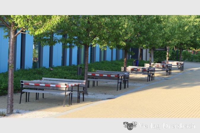 Die Schulen laufen mit Abstrichen wieder im Regelbetrieb, Absperrungen wie auf diesem Bild vom Frühjahr an den Sitzbänken auf dem Pausenhof des Stauffenberg-Gymnasiums sind inzwischen verschwunden. Es kann kaum verwundern, dass trotz aller weiter geltenden Vorsichtsmaßnahmen Fälle von Coronanachweisen bei Schülern oder Lehrern vorkommen. Noch, betont das Gesundheitsamt, sind erneute Schulschließungen nicht zu befürchten.