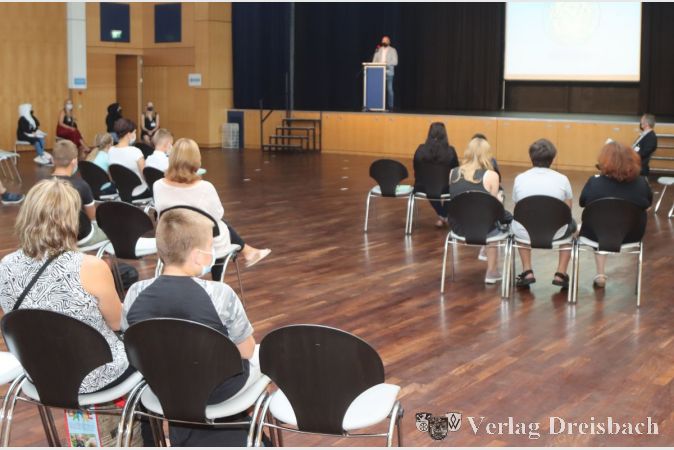 Abstand zählt: Schulleitier Reik Helbig sprach in der Stadthalle über große Distanz zu den Neuankömmlingen und ihren Begleitern.