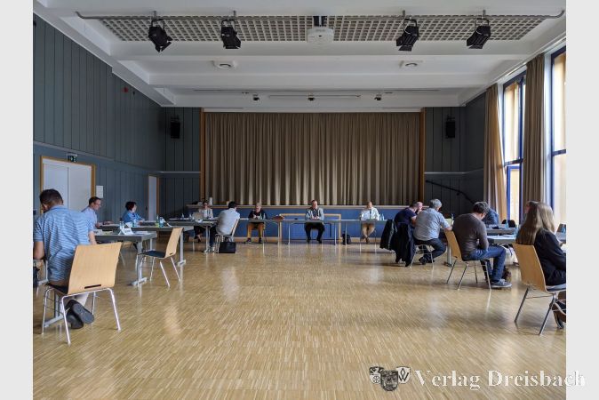 Eine vergleichsweise kleine Runde in einem großen Saal: Die Mitglieder des UBV-Ausschusses tagten am Dienstagabend im Haus der Vereine. Vor der Bühne in der Mitte Bürgermeister Klaus Schindling, rechts von ihm der neu gewählte Ausschussvorsitzende Selim Balcioglu, links Stadtverordnetenvorsteher Günter Tannenberger, der in der vergangenen Woche seinen 80. Geburtstag feierte.