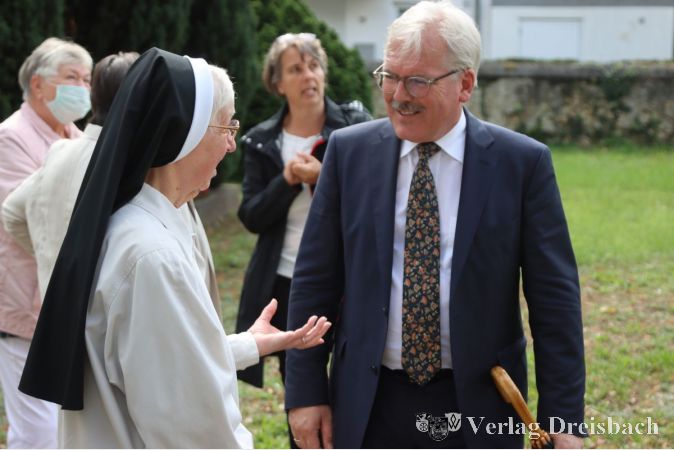 Schwester Lucina, im Gespräch mit Bürgermeister Bernd Blisch, gehörte bis zur Schließung des Marienkrankenhauses zum Leitungsgremium der Einrichtung und wohnt weiterhin in Flörsheim.