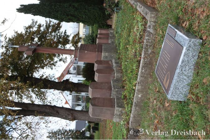 Der Gedenkstein fand neben der Grabanlage der Dernbacher Schwestern auf dem alten Friedhof einen passenden Platz.