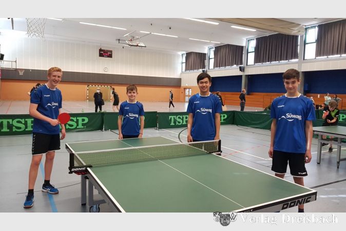 Das Foto zeigt die 1. Jugendmannschaft U18 der SG DJK Hattersheim. Von links nach rechts: Jonas Siebert, Philipp Horn, Samuel Hu und Florian Roos.