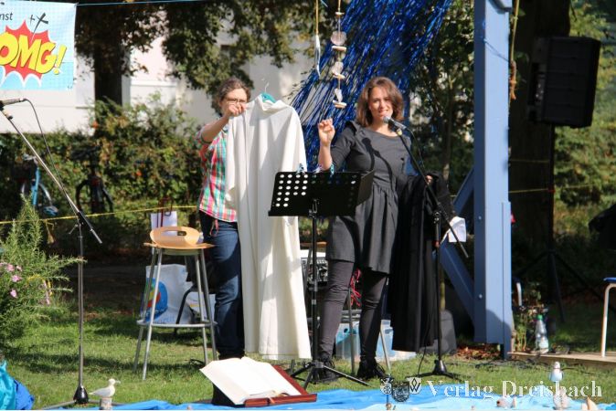 Gemeindereferentin Juliane Schaad und Pfarrerin Marlene Hering erklärten, was für sie das Anlegen der Albe bzw. des Talares bedeutet und wie sie sich dabei "verwandeln".