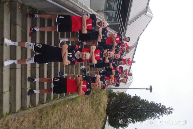 Von links oben nach rechts unten: Scout Marcel Gola, Trainer Tim Schön, Dennis Kemmerer, Jannik Weber, Markus Floren, Nils Kreitling, Torben Tidick-Wagner, Marius Büchi, Philip Büchi, Tobias Thiel, Florentin Richter, Sebastian Ruhm, Florian Bonadt, Felix Blume, Fabian Däke, Florian Ruhm, Cedric Braetsch.