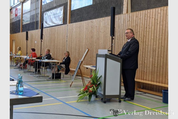 Bürgermeister Klaus Schindling trug während seiner Rede die Amtskette, die 1970 anlässlich der Stadterhebung neben dem Goldenen Buch der Stadt eingeführt wurde. Hergestellt wurde die Amtskette vom Juwelier Buchwald in Frankfurt-Höchst.