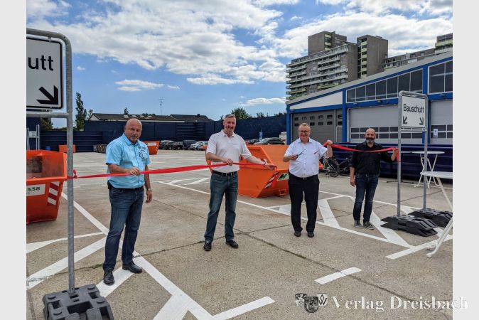 Von links nach rechts: Dietmar Kiesewetter vom Bauhof, Peter Dengel von den Stadtwerken, Bürgermeister Klaus Schindlung und Referatsleiter Thomas Kettenbach beim feierlichen Zerschneiden des Eröffnungsbandes.