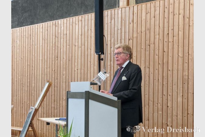 Stadtverordnetenvorsteher Günter Tannenberger blickte in seinem Vortrag zurück in die Geschichte Hattersheims bis hin zur Stadterhebung vor 50 Jahren.