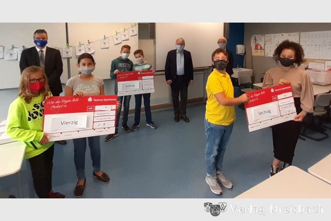 Schulleiter Klaus Hartwich, Bürgermeister Dr. Bernd Blisch und Gabriele Hartung, die Organisatorin seitens der Stadtbücherei, im Kreise der Siegerklassen des Wettbewerbs.