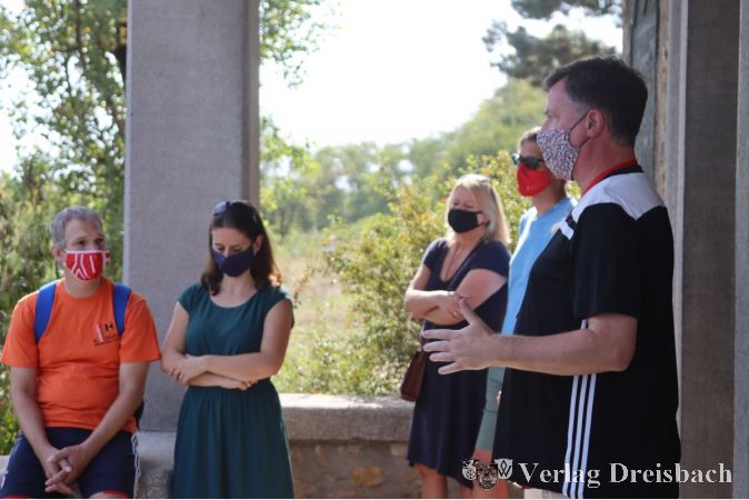 Otmar Adelfang (rechts) berichtete im Rahmen des Tages des Denkmals über die nicht unkomplizierte Entstehungsgeschichte der Kriegergedächtniskapelle, die ein Herzenswunsch vieler Flörsheimer nach dem Ersten Weltkrieg war.
