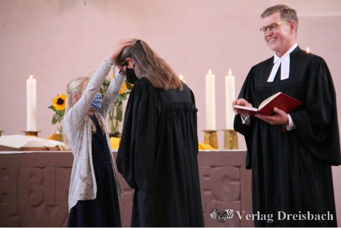 Nicht nur Dekan Fedler-Raup, sondern auch ihre Tochter segneten Anne Möller bei ihrer Amtseinführung in der Okrifteler Matthäusgemeinde.
