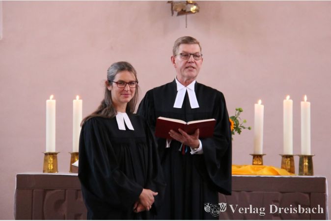 Dekan Martin Fedler-Raup führte Anne Möller in ihr Amt als Pfarrerin in Okriftel ein.