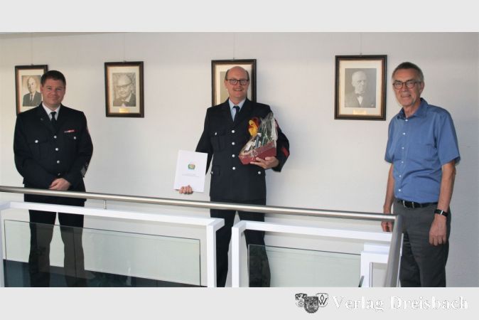 Die goldene Ehrenmedaille des Nassauisschen Feuerwehrverbandes erhielt Harald Burg zusammen mit einer Urkunde und einem Präsentkorb der Gemeinde, überreicht von Patrick Kilian (li.) und Franz Jirasek (re.).