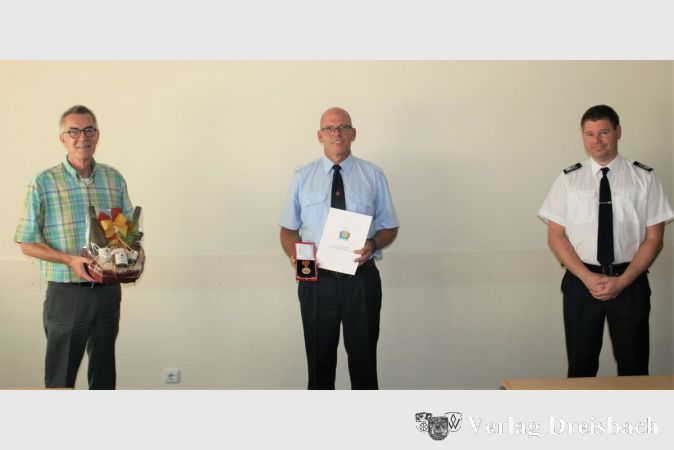 Auch Norbert Loreth, der von 2003 bis 2018 Erster Vorsitzender des Feuerwehrvereins war, wurde mit der Goldene Ehrenmedaille des Nassauischen Feuerwehrverbandes geehrt und erhielt zur Urkunde ebenfalls einen Präsentkorb als Dankeschön.