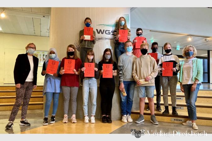 Die stolzen Vokabelköniginnen und Könige (v.l.n.r.) oben: Mia Sturm (G8b), Lena Dünte (G8b), Paul Franken (G8a), unten: Direktorin Elke Wetterau-Bein, Abeer Kalid Ali (G8a), Stella Günther (G8a), Sina Landfried (G8a), Laura Strauch (G8a), die beiden Zweitplatzier-ten Colin Pedersen (G8b) und Jannik Huget (G8b) vorne Mitte, Senai Mebrahtu (G8b), Evelina Bazhenova (G9a) und Gymnasialzweigleiterin Nicola van de Loo. Nicht auf dem Foto ist Vokabelkönig Noah (G8a).