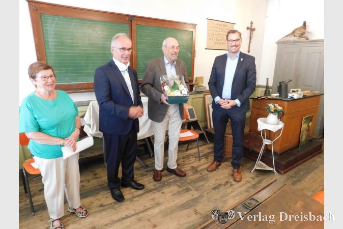 Die großzügigen Stifterin Waltraud Harseim bei der Spendenübergabe im Krifteler Heimatmuseum. V.l.n.re. Waltraud Harseim, Wolfgang Kollmeier, Wolfgang Janecke und Bürgermeister Christian Seitz.