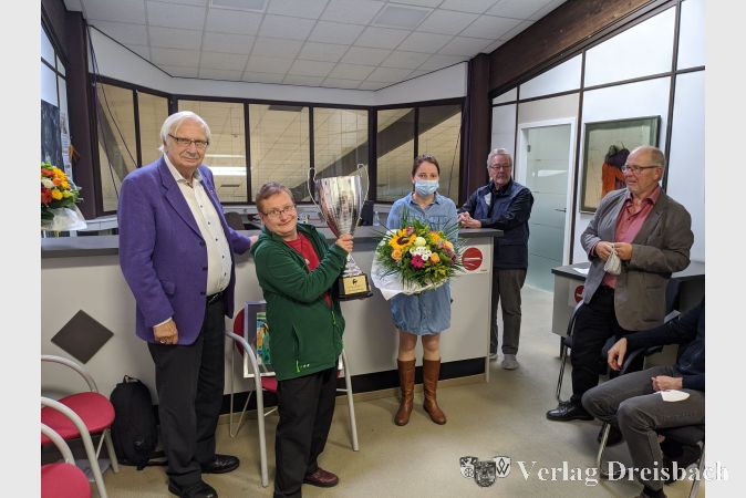 Von links nach rechts: Vorstandsvorsitzender Kurt-Jochem Graulich, David Ernst mit dem Pokal für den Stiftungspreis, Jenny Hillebrandt (Vorstandsvorsitzende der Lebenshilfe Main-Taunus) und die Kuratoriumsmitglieder Jürgen Sievers und Hans-Jürgen Wagner.