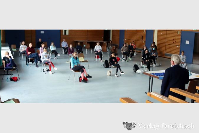 Gut verteilt in der Veranstaltungshalle der St. Gallusgemeinde hielten die Sportlerinnen und Sportler den gebührenden Abstand.