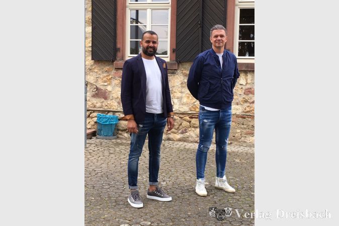 Lazhar Saad (l.) und Peter Pahone stellten sich auf Einladung von Bürgermeister Bernd Blisch und dem Geschäftsführer der städtischen Terra Erschließungsgesellschaft, Udo Himolik, der Presse als neue Pächter des Traditionsgasthauses "Zum Hirsch" vor.