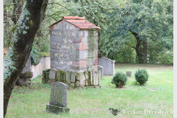 Der jüdische Friedhof liegt recht versteckt in der Flörsheimer Gemarkung, ist schwer zugänglich und erfüllt daher aktuell kaum die Funktion, auf die lange Geschichte jüdischen Lebens in der Stadt aufmerksam zu machen. Das soll sich ändern,. fordert die SPD.