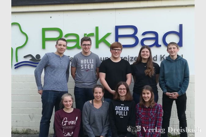 Jugendvorstand DLRG OG Kriftel, Archivbild von 2019. Vordere Reihe von links nach rechts: Finja Hülsmann, Jessica Paul, Annika Saame, Lili Keil. Hintere Reihe: Ake Hülsmann, Timo Heuser, Lukas Wahl, Maja Angelov, Florian Hübner.
