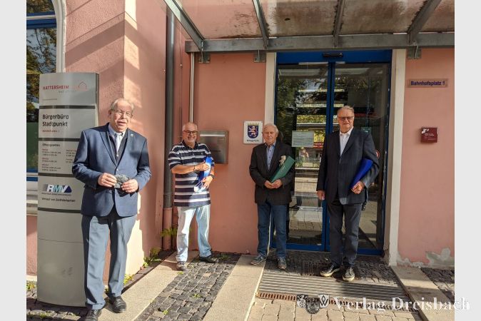 Von links nach rechts: Erster Stadtrat Karl Heinz Spengler, der neue Ortsgerichtsvorsteher Ulrich Löffelholz, dessen Vorgänger Lothar Scholz sowie der neue Ortsgerichtsschöffe und stellvertretende Ortsgerichtsvorsteher Heinz-Theodor Kamp vor dem Bürgerbüro "Stadtpunkt".