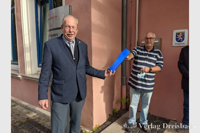 Erster Stadtrat Karl Heinz Spengler überreicht dem neuen Ortsgerichtsvorsteher Ulrich Löffelholz als Zeichen der Anerkennung für die Übernahme dieses wichtigen Ehrenamts ein Weinpräsent.