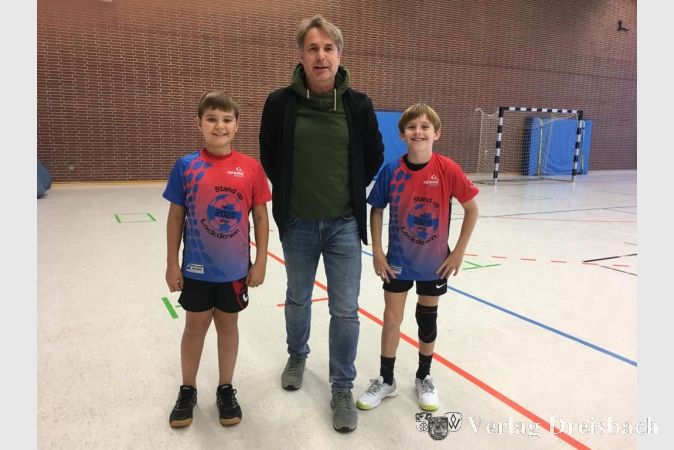 Vorsitzender Uwe Seeharsch übergab für den Förderverein die neuen Mutmacher-Shirts, hier an Jungs von der männlichen E-Jugend.