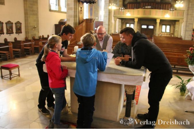 Der Altar in der Kirche St. Martinus wurde beim "Messdiener- Workshop" zum Arbeitstisch für die Kinder und Jugendlichen sowie für Diakon Jürgen Rottloff.