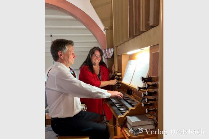 Manche Dinge sind auch nach einem Vierteljahrhundert gleich geblieben: Hier Dr. Andreas Winckler an der Orgel zum Pfingstfest 2020, gemeinsam mit seiner Ehefrau Gabriele.