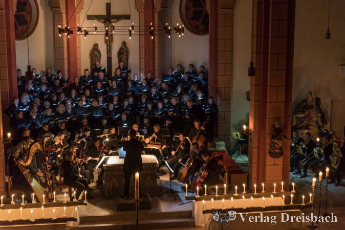 Das letztjährige Konzert bei Kerzenlicht in St. Vitus. Der atmosphärisch dekorierte Kirchenraum sorgte für ein ganz besonderes Ambiente für die Musik von Liviu Varcol an der Oboe und Dr. Andreas Winckler an der Orgel.
