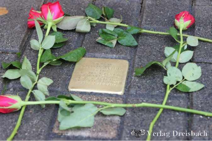 Vor dem Haus in Wickerer Straße 30 erinnert nun ein Messingschild an die in die Heilanstalt Weilmünster verbrachte und im Februar 1944 ermordete Anna-Maria Lutz.