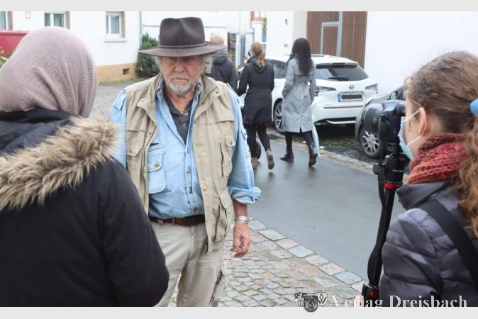 Gunther Demnig, gab einer Schülerinnen der Finnland-Klasse des Stauffenberg-Gymnasiums ein Interview.