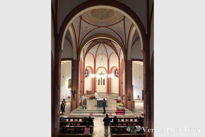 Das Innere der Kirche St. Vitus am Sonntag während der Ehrung von Dr. Andreas Winckler. Zur Einhaltung der Corona-Verordnungen und Hygieneregeln war die Zahl der anwesenden Gläubigen entsprechend begrenzt.