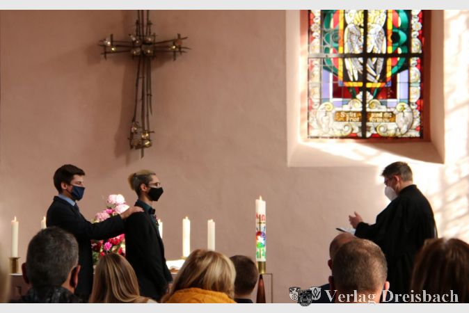 Einen ungewöhnlichen Ablauf hatte die diesjährige Konformation in Okriftel - Corona wirkt sich bis in die Gottesdienste aus.