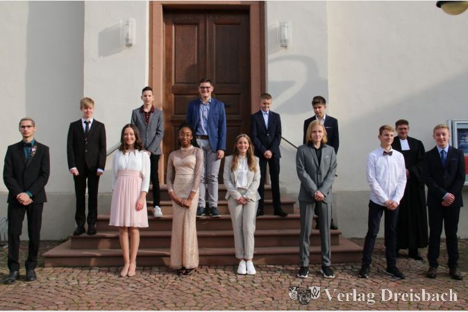 Alle Konfirmandinnen und Konfirmanden in Okriftel 2020 auf einem Bild.