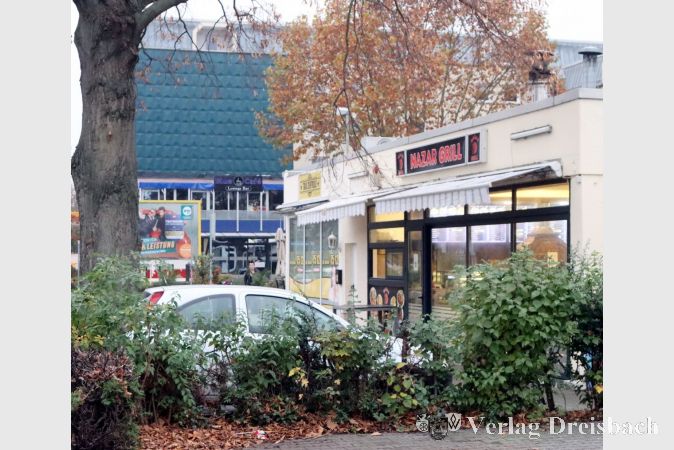 Nicht nur das Herrnberg-Areal (im Hintergrund) soll die Stadt erwerben, auch der Komplex auf der anderen Seite der Kapellenstraße (vorne) sollte in eine Neuordnung einbezogen werden, fordert ein von der Stadtverordnetenversammlung verabschiedeter Prüfantrag an den Magistrat.