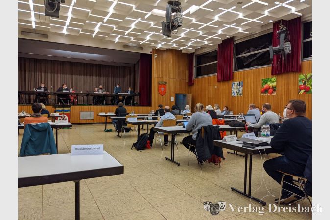 Sitzung der Gemeindevertretung im Corona-Risikogebiet: Die Maskenpflicht galt diesmal auch an den eigenen Sitzplätzen.