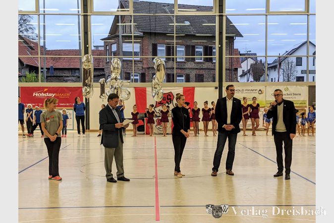 Ein Foto der traditionellen Nikolausfeier der TuS Kriftel im vergangenen Jahr. Von links nach rechts: Anja Siebers (Breiten- und Fitnesssport), Hans-Joachim von Kiel, Alisa Schütz (Rhythmische Sportgymnastik), Bürgermeister Christian Seitz und der neu gewählte Erste Vorsitzende der TuS Franz Jirasek. In diesem Jahr muss die Feier leider angesichts der Pandemie ausfallen.
