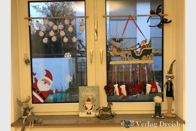 Schon erahnen lässt sich, wie dieses bereits weihnachtlich geschmückte Fenster erst in der Dunkelheit leuchten mag.