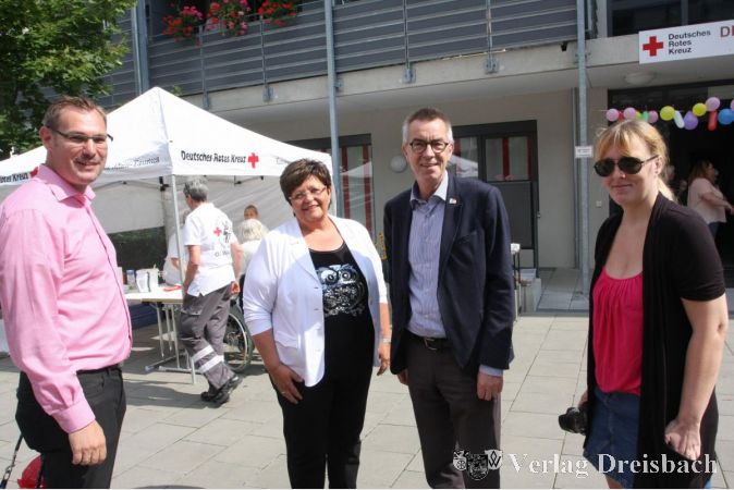 Susanne Peschke beim Sommerfest des DRK 2017 mit Bürgermeister Christian Seitz und dem Ersten Beigeordneten Franz Jirasek.