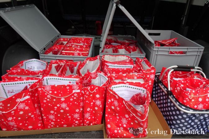 Der Mannschaftswagen des DRK gefüllt mit 79 liebevoll gepackten Präsenttüten mit Monika Beisheim und Stefan Witt auf dem Weg zu den Vereinsmitgliedern.