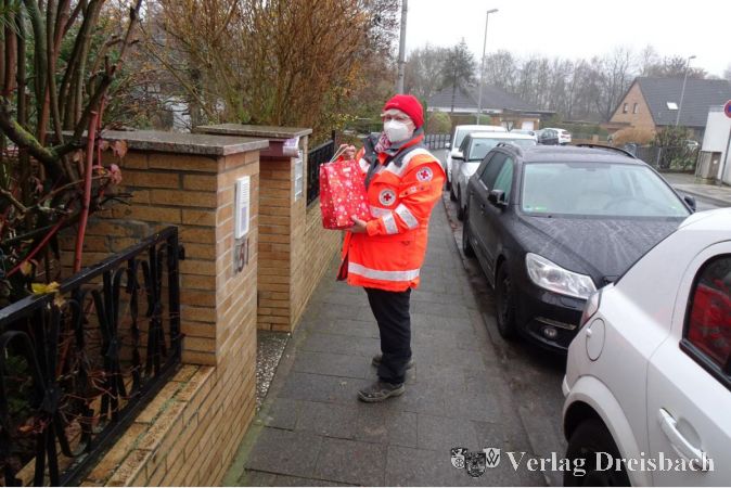 Monika Beisheim unterwegs als Nikolaus zu den Mitgliedern des DRK OV Kriftel.
