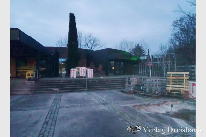 Lange war sie verhüllt, mittlerweile hat man von außen wieder freie Sicht auf das denkmalgeschützte Sanierungsobjekt.