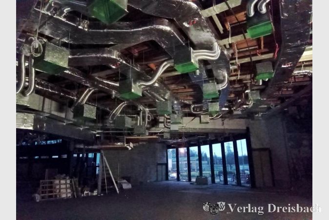 So sieht es derzeit im Inneren der Stadthalle aus. Der Innenausbau soll bis Februar abgeschlossen sein.