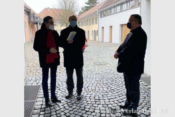 Pfarrer Andreas Klee und Gemeindereferent Joachim Kahle nahmen von Bürgermeister Klaus Schindling eine Spende für die 63. Aktion Dreikönigssingen entgegen.