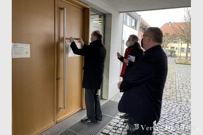 Am 7. Januar trafen sich Pfarrer Andreas Klee und Gemeindereferent Joachim Kahle von der katholischen Pfarrgemeinde St. Martinus mit Bürgermeister Klaus Schindling vor dem Rathaus. Dabei wurde der Sternsinger-Segen am Rathaus angebracht.